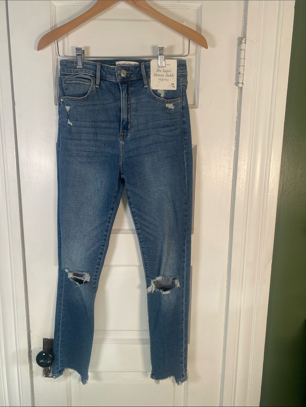 NWT Abercrombie & Fitch Medium Blue Distressed Skinny high rise Jeans 28 6r